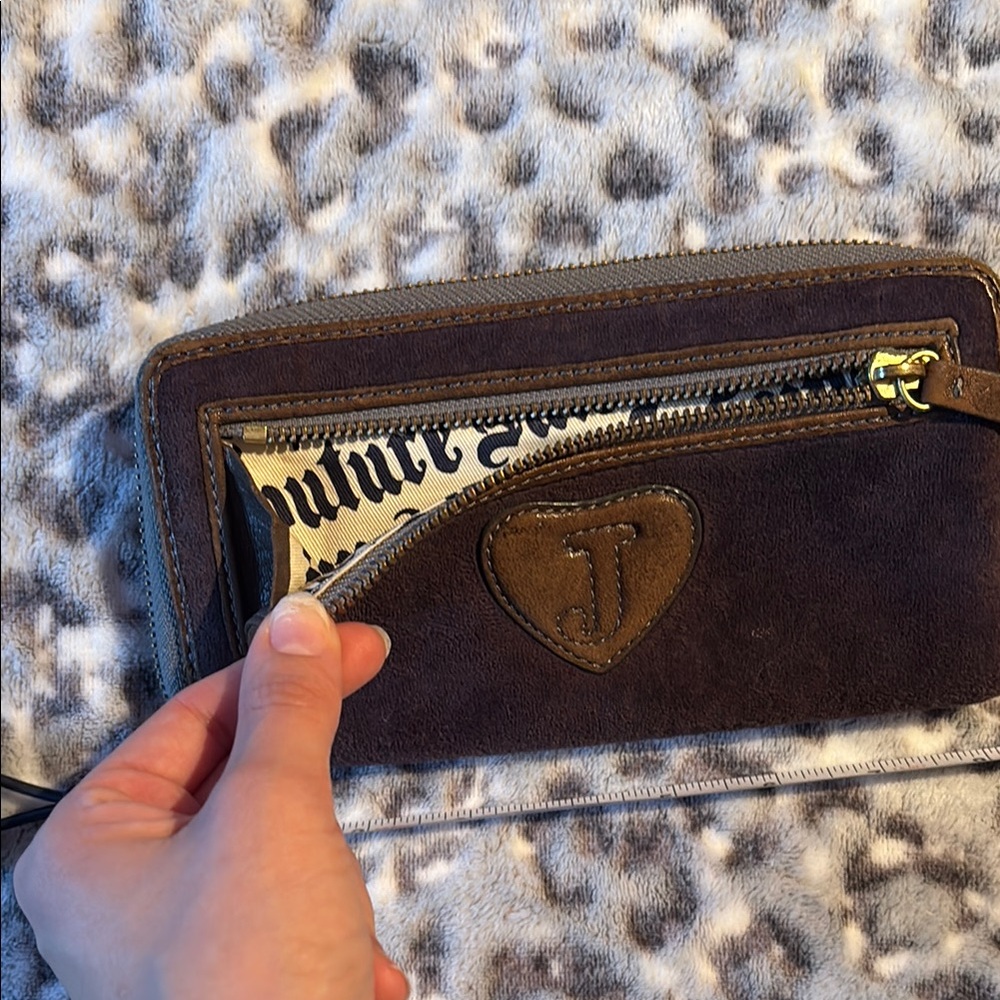 Juicy Couture Blue and Brown Key Card Holder with Elegant Emblem - Picture 11 of 15